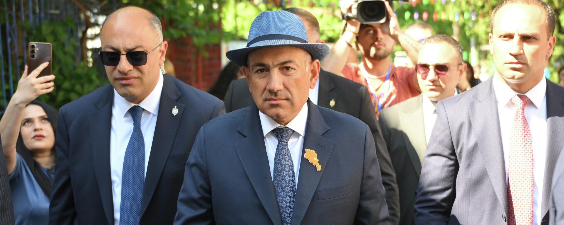 Prime Minister Nikol Pashinyan arrives a polling station to vote in Armenia's parliamentary elections. June 7, 2026. - Sputnik International, 1920, 08.06.2026