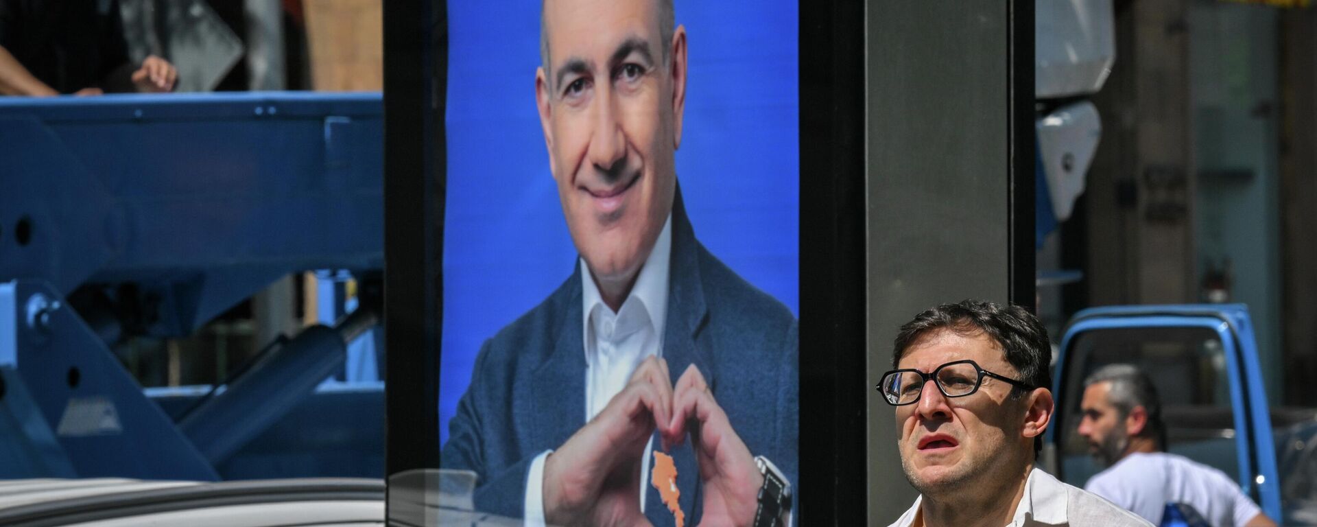 Pro-Pashinyan campaign poster in Yerevan. - Sputnik International, 1920, 08.06.2026