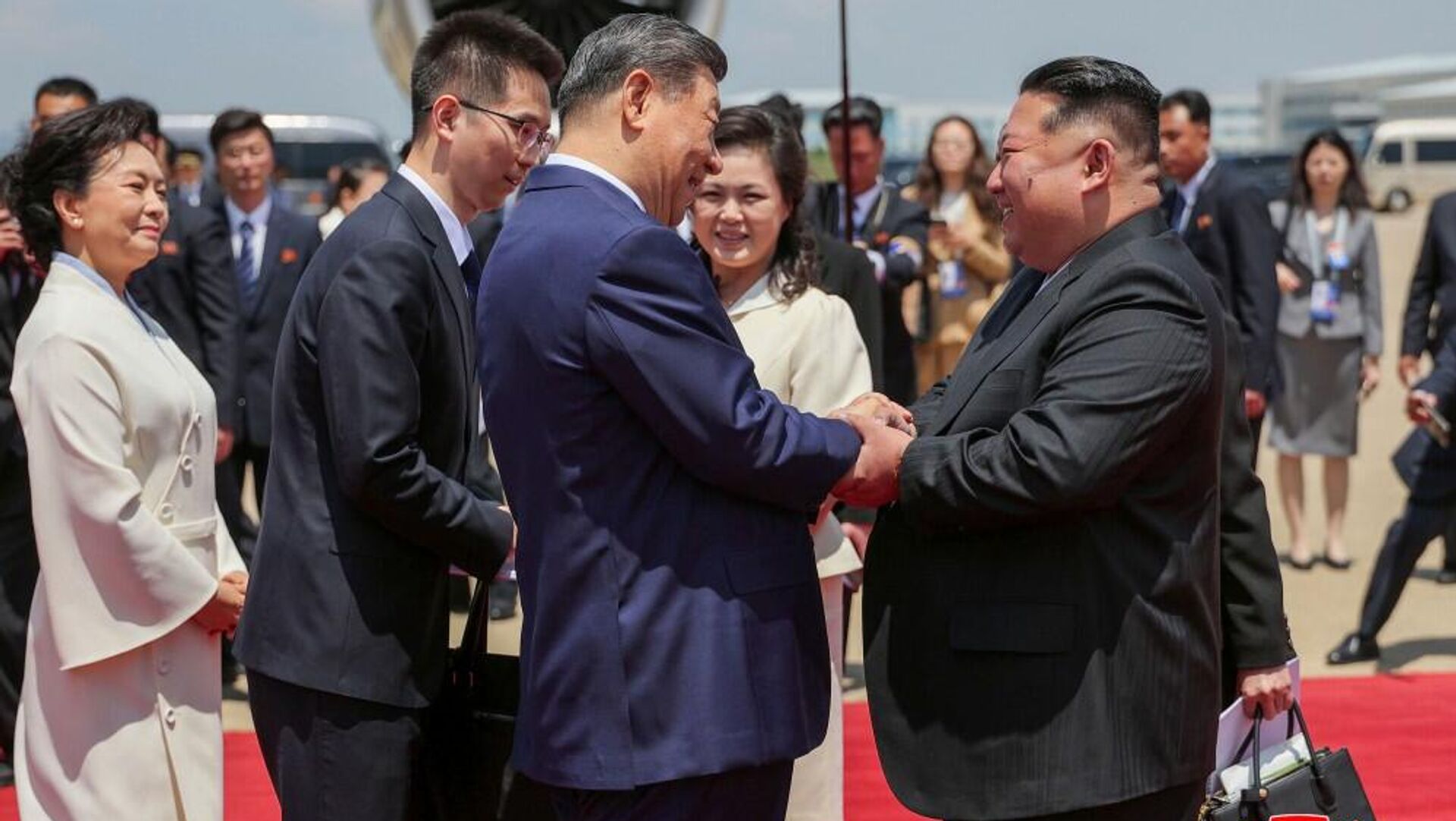 North Korean leader Kim Jong-un greets visiting Chinese President Xi Jinping. North Korean leader Kim Jong-un greets visiting Chinese President Xi Jinping. - Sputnik International, 1920, 09.06.2026