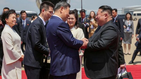 North Korean leader Kim Jong-un greets visiting Chinese President Xi Jinping. - Sputnik International
