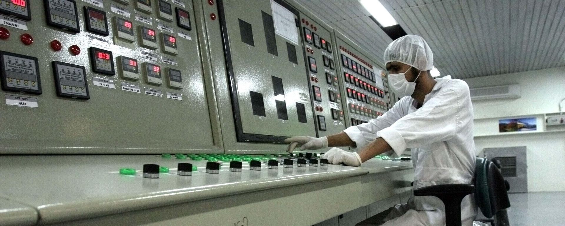 Техник работает на заводе по конверсии урана недалеко от города Исфахан, Иран - Sputnik International, 1920, 22.06.2026