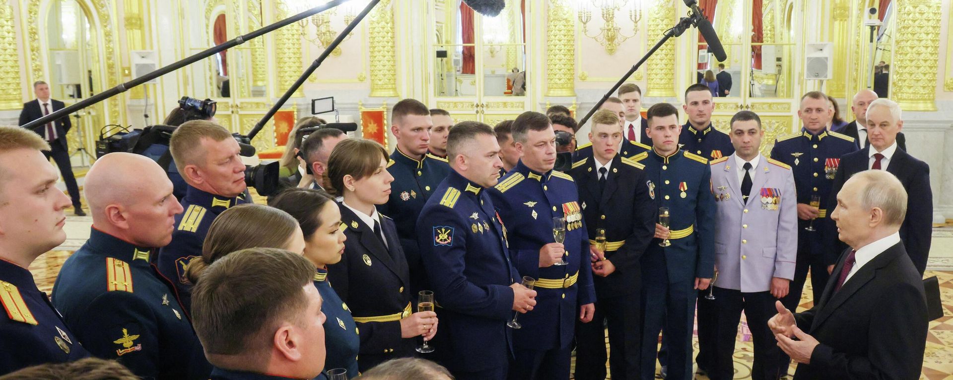 Russia's President Vladimir Putin attends a meeting with graduates of higher education institutions of the Defence Ministry, Emergencies Ministry, Federal Security Service, Federal Guard Service, National Guard, Interior Ministry, Investigative Committee and Federal Penitentiary Service in Moscow, Russia, June 23, 2026.  - Sputnik International, 1920, 23.06.2026