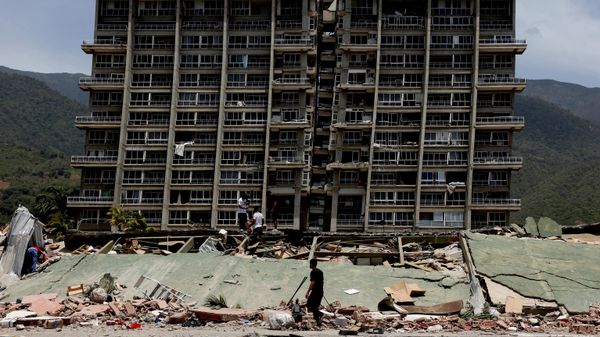 People inspect the rubble of a collapsed building after earthquakes hit the country, in La Guaira, Venezuela, June 25, 2026. REUTERS/Gaby Oraa - Sputnik International