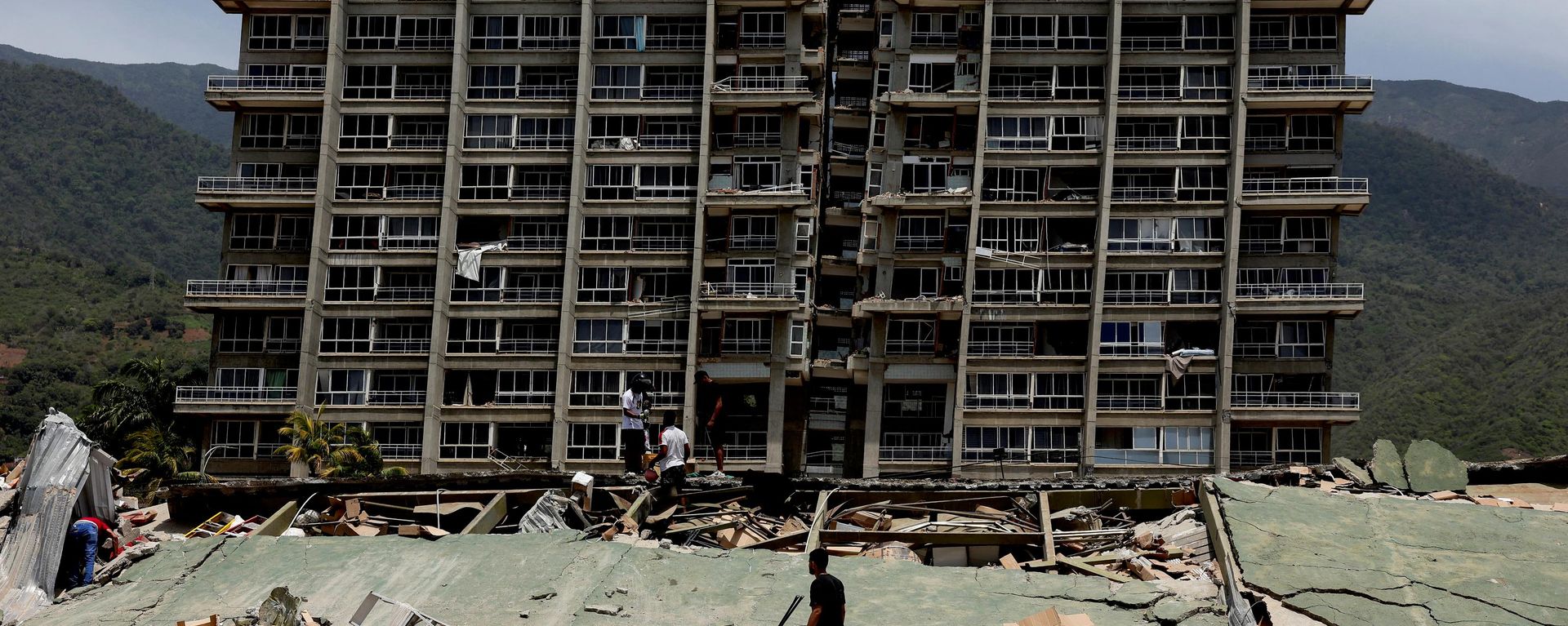 People inspect the rubble of a collapsed building after earthquakes hit the country, in La Guaira, Venezuela, June 25, 2026. REUTERS/Gaby Oraa - Sputnik International, 1920, 26.06.2026