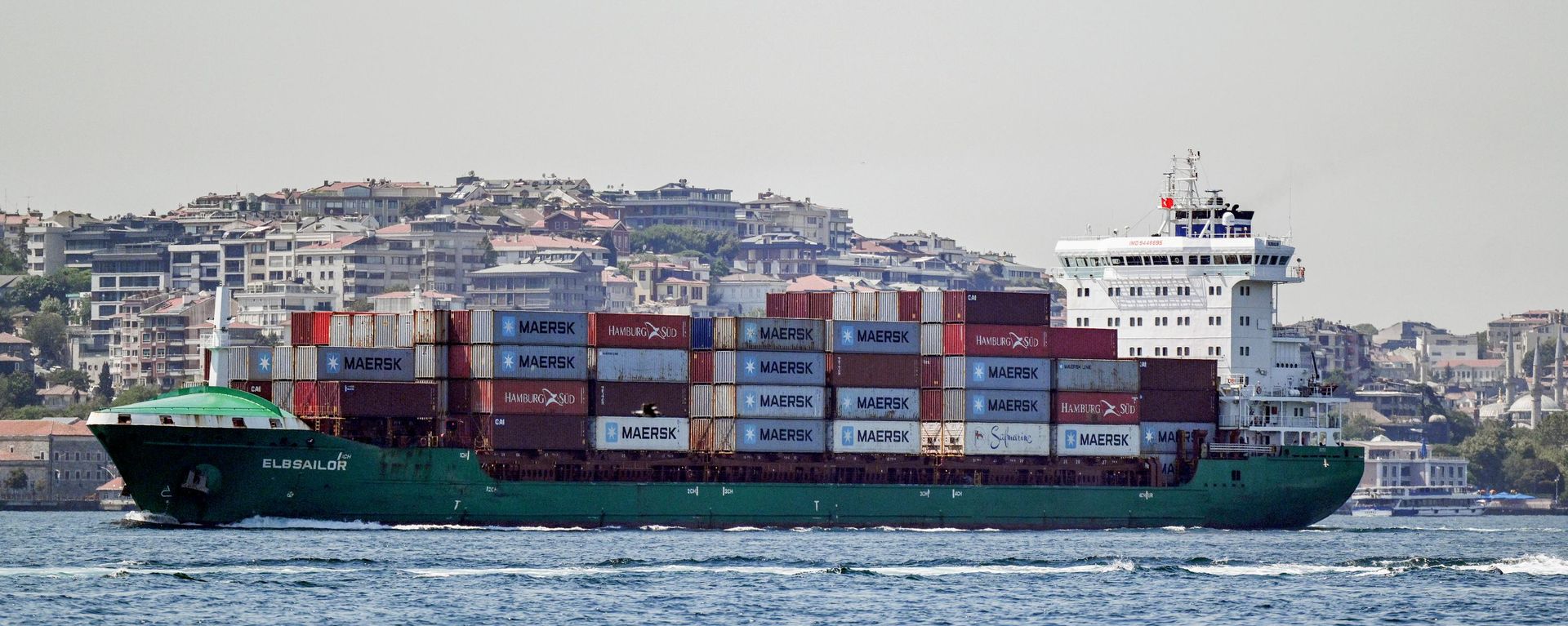 Container ship passing through the Bosphorus Strait in Istanbul - Sputnik International, 1920, 06.07.2026