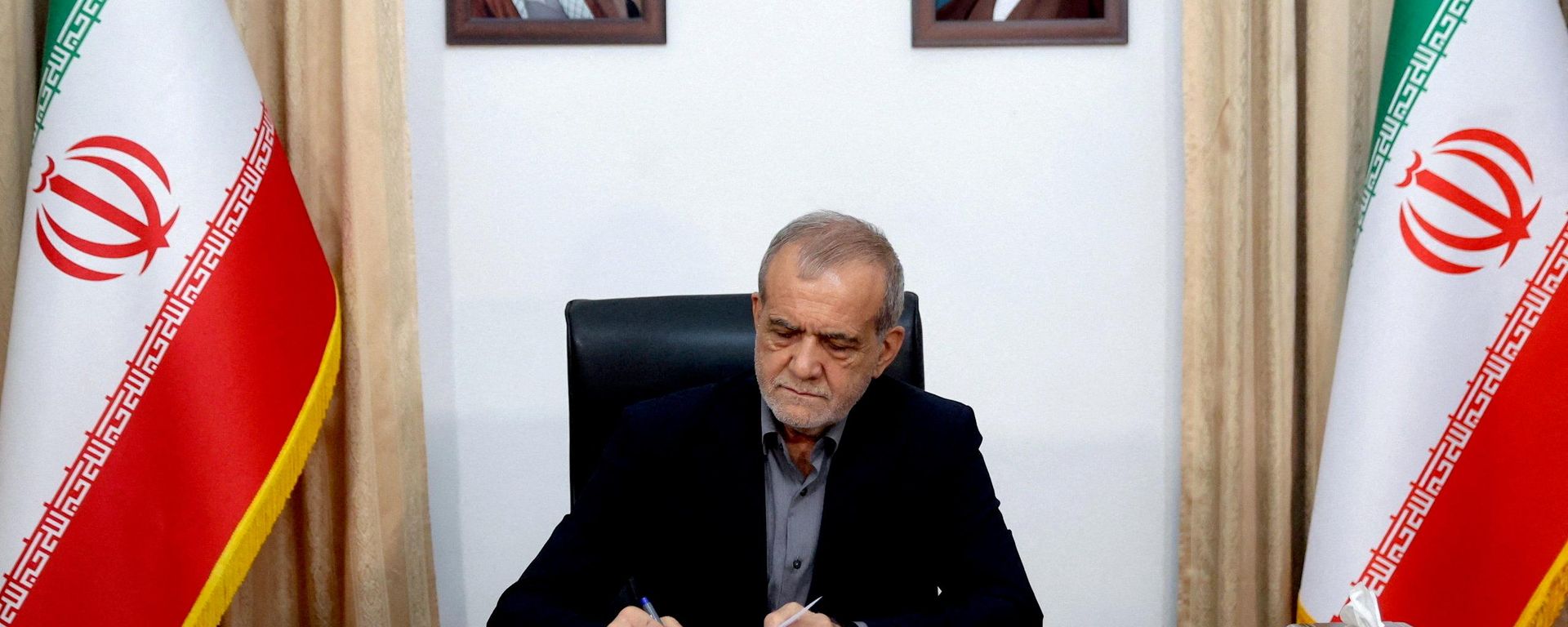 Iranian President Masoud Pezeshkian signs the document of U.S. Memorandum of Understanding in Tehran, Iran, June 18, 2026. Iran's Presidential website/WANA (West Asia News Agency)/Handout via REUTERS ATTENTION EDITORS - Sputnik International, 1920, 18.07.2026