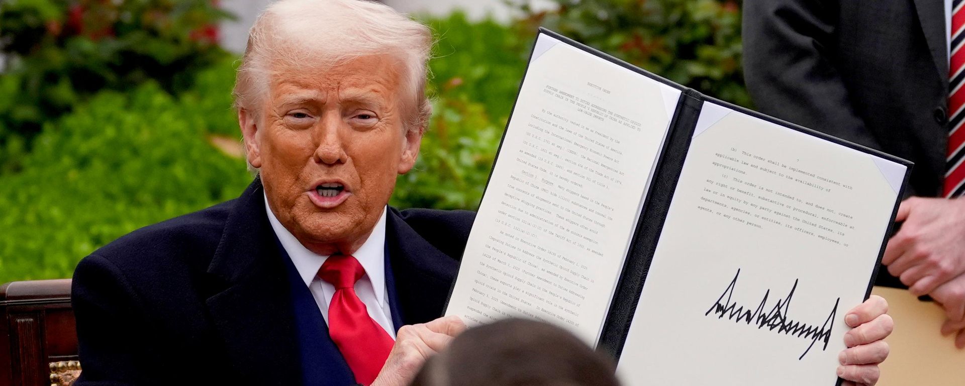 President Donald Trump holds a signed executive order during an event to announce new tariffs in the Rose Garden of the White House, Wednesday, April 2, 2025, in Washington - Sputnik International, 1920, 14.08.2026