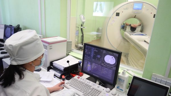 A Russian radiology technician performs a CT scan. File photo - Sputnik International