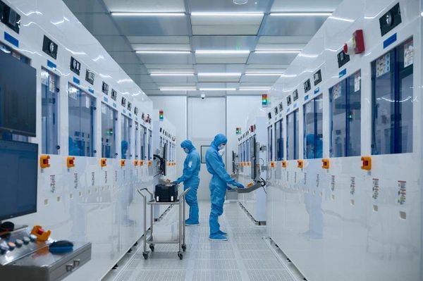 Laboratory staff at the Moscow Photonics Center - Sputnik International