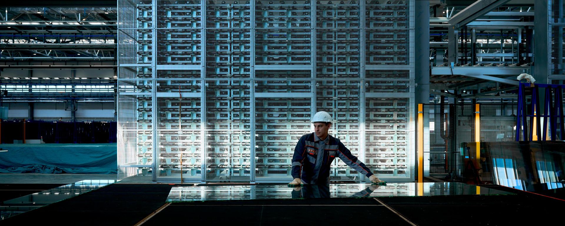 A worker at a architectural glass unit production plant - Sputnik International, 1920, 29.07.2026
