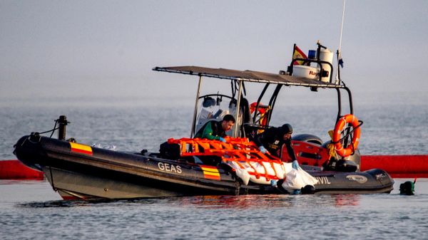 Guardia Civil officers recover the body of a migrant from the water in the Spanish enclave of Ceuta, Saturday, Aug. 1, 2026. - Sputnik International