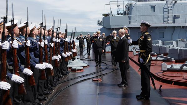 Russian President Vladimir Putin at Russian Pacific Fleet drills in Yuzhno-Sakhalinsk - Sputnik International