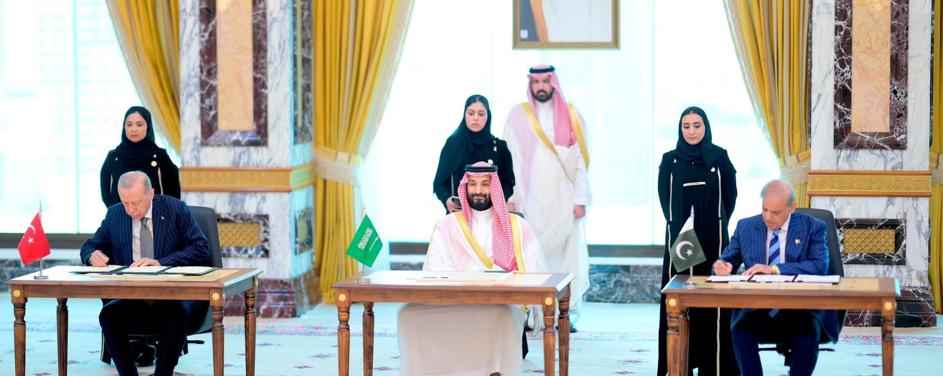 Prime Minister of Islamic Republic of Pakistan H.E Muhammad Shehbaz Sharif, His Royal Highness Prince Mohammed bin Salman bin Abdulaziz Al Saud, Crown Prince and Prime Minister of Saudi Arabia, H.E. Mr. Recep Tayyip Erdoğan, President of the Republic of Türkiye signed the Makkah Joint Defence Agreement. Makkah, 7 August 2026. - Sputnik International, 1920, 12.08.2026