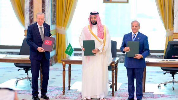 Prime Minister of Islamic Republic of Pakistan H.E Muhammad Shehbaz Sharif, His Royal Highness Prince Mohammed bin Salman bin Abdulaziz Al Saud, Crown Prince and Prime Minister of Saudi Arabia, H.E. Mr. Recep Tayyip Erdoğan, President of the Republic of Türkiye signed the Makkah Joint Defence Agreement. Makkah, 7 August 2026. - Sputnik International