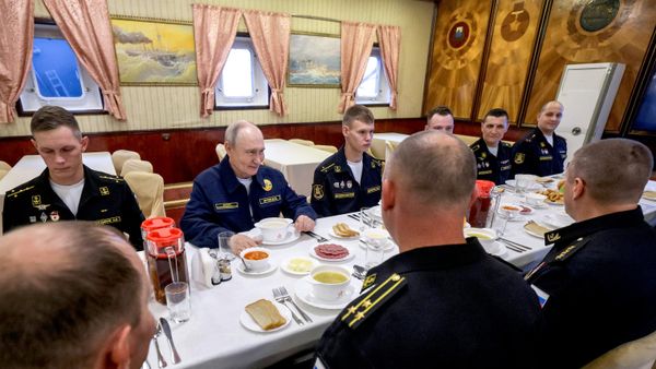 Russian President Vladimir Putin during lunch with the crew of the missile cruiser Varyag following the Pacific Fleet drills, August 12, 2026 - Sputnik International