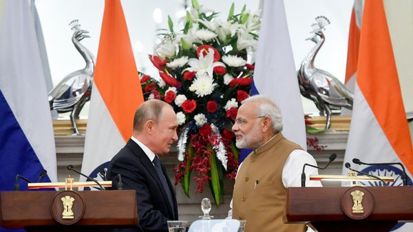 Russian President Vladimir Putin, left, and Indian Prime Minister Narendra Modi shake hands at a news-conference after their meeting in New Delhi - Sputnik International