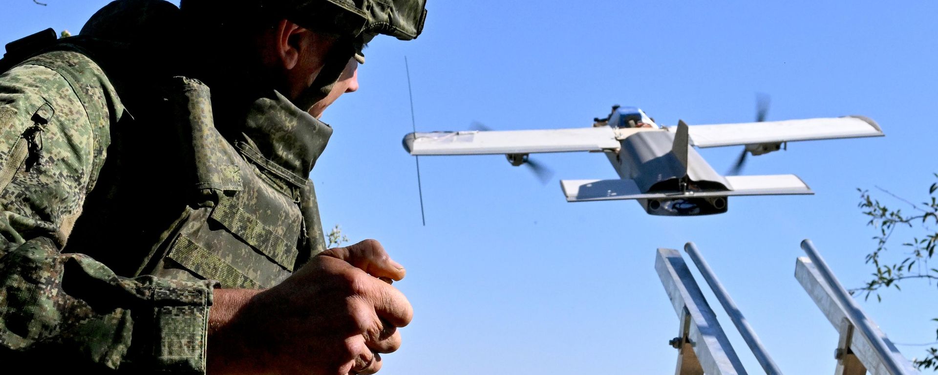 A Russian serviceman from a Molniya-PVO UAV crew of Battlegroup Tsentr in the Dobropolye direction of the special military operation - Sputnik International, 1920, 18.08.2026