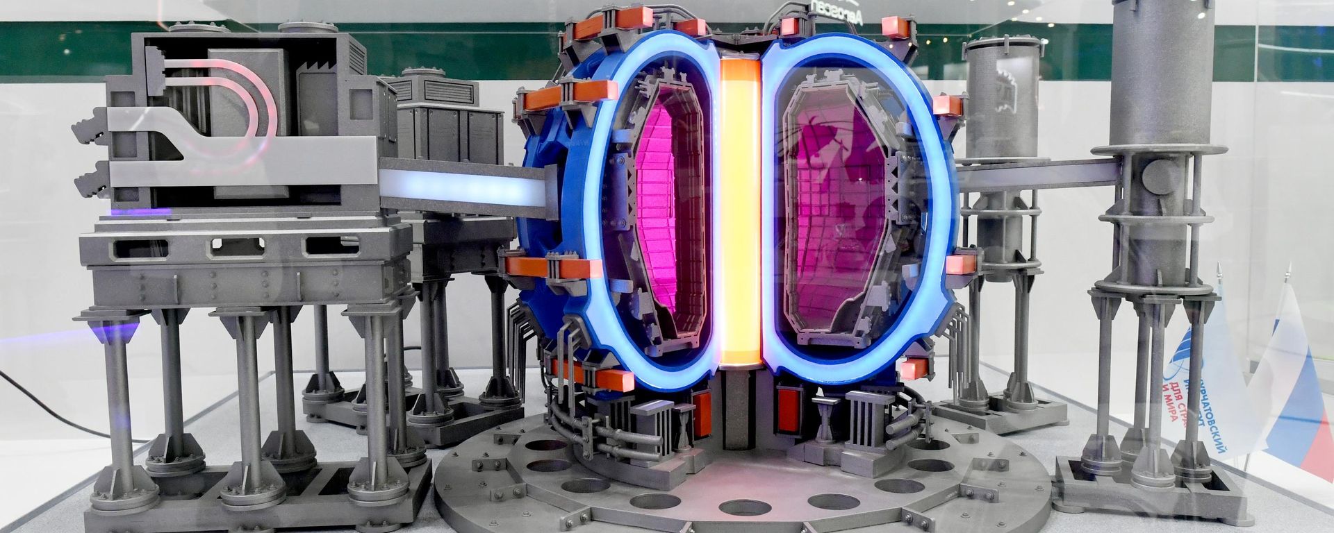 A prototype of the modernized T-15MD hybrid thermonuclear reactor is on display at the Kurchatov Institute's stand during the Army-2023 International Military-Technical Forum at the Patriot Convention and Exhibition Center. - Sputnik International, 1920, 24.08.2026