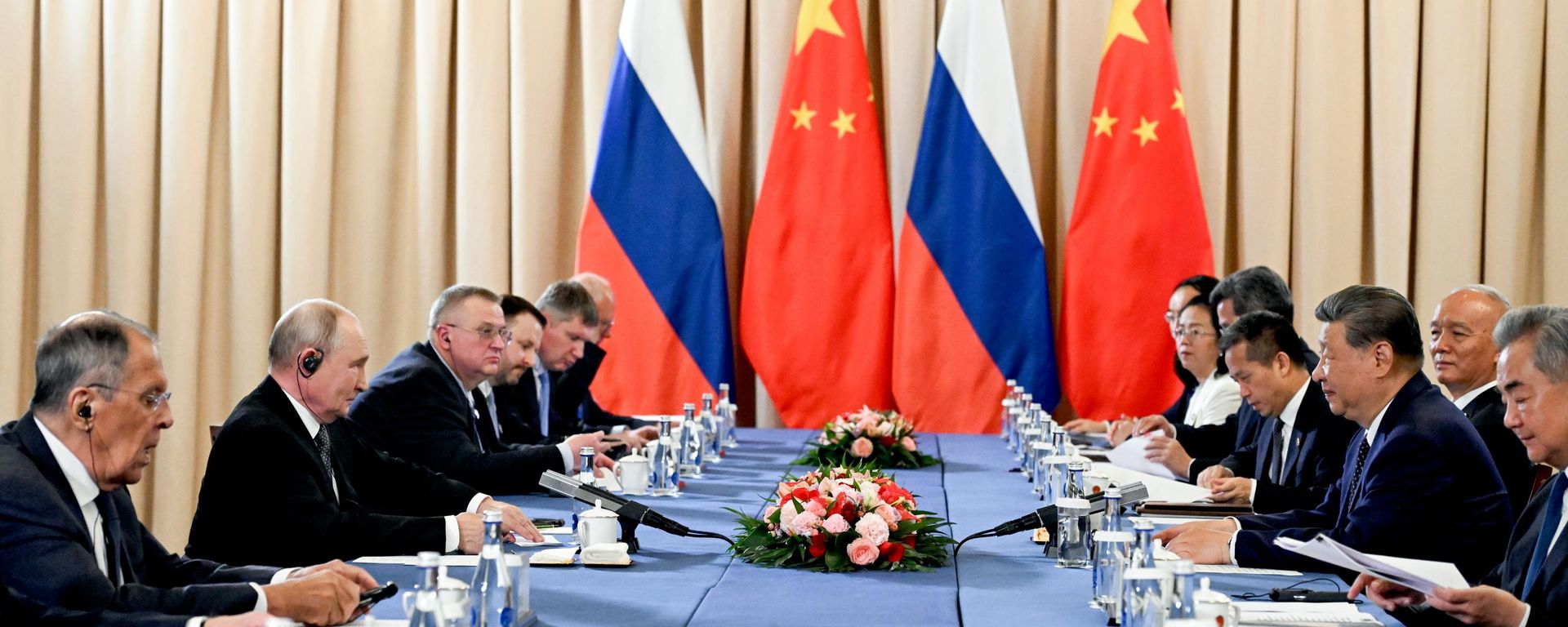 Russian President Vladimir Putin met with Chinese President Xi Jinping in Bishkek - Sputnik International, 1920, 31.08.2026