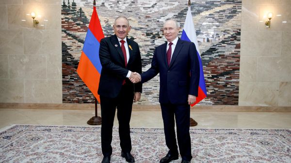 Russian President Vladimir Putin and Armenian Prime Minister Nikol Pashinyan meet on the sidelines of the Shanghai Cooperation Organization (SCO) summit in Bishkek - Sputnik International
