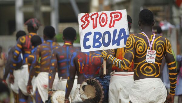 Actors parade on a street after performing at Anono school, during an awareness campaign against Ebola in Abidjan, September 25, 2014 - Sputnik International