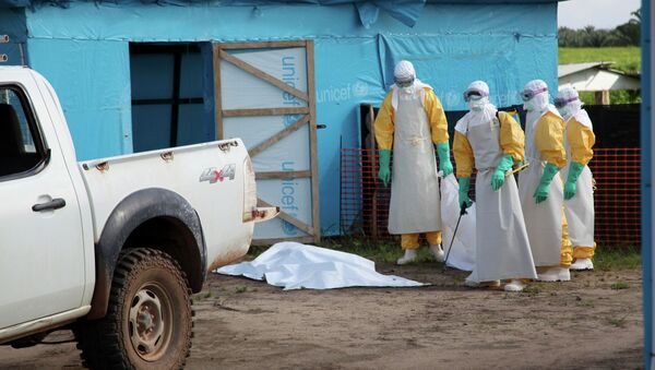 Medical workers by an isolation tent housing those infected with Ebola, Liberia - Sputnik International