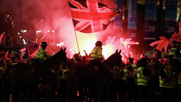 Police struggled to control a mass pro-union rally celebrating Scotland's No vote rejecting independence from the United Kingdom in tensions which began between the pro-independence Yes voters and the pro-union supporters who fired a flare in Glasgow. - Sputnik International