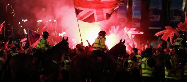 Police struggled to control a mass pro-union rally celebrating Scotland's No vote rejecting independence from the United Kingdom in tensions which began between the pro-independence Yes voters and the pro-union supporters who fired a flare in Glasgow. - Sputnik International