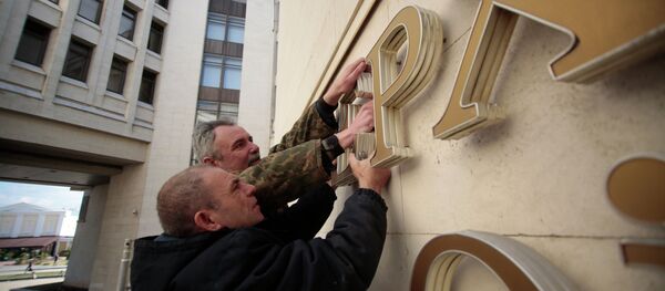 The dismantling of Verkhovna Rada (Supreme Council of Ukraine) sign from the Crimean parliament building The dismantling of Verkhovna Rada (Supreme Council of Ukraine) sign from the Crimean parliament building - Sputnik International