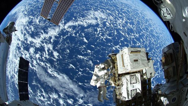 Spacewalker Astronaut Reid Wiseman of NASA outside the International Space Station - Sputnik International