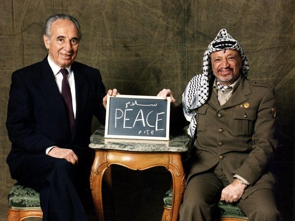 Arafat and Shimon Peres acknowledging winning the Nobel Peace Prize in 1994 for their efforts to create peace in the Middle East - Sputnik International