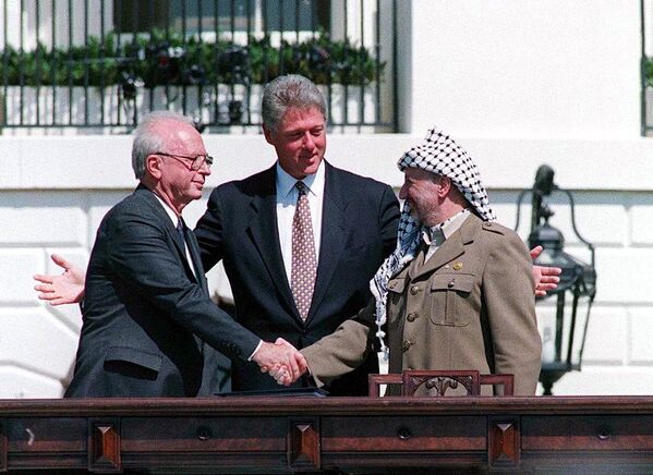 Yasser Arafat shakes hands with Yitzhak Rabin on the Oslo Accord at the White House in 1993. A peace treaty designed to deliver the right of the Palestinian people to self-determination - Sputnik International