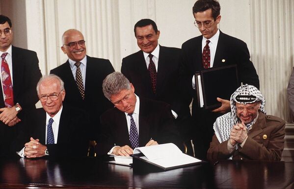 Arafat and Bill Clinton meet again at the White House to sign the Oslo II accord that ensured safe passage for Palestinians from the West Bank to Gaza - Sputnik International