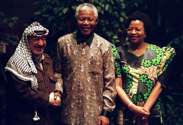 Nelson Mandela and Gracha Machel meet Arafat for his first diplomatic visit to South Africa. SA recognised the State of Palestine on 15 February 1995 - Sputnik International