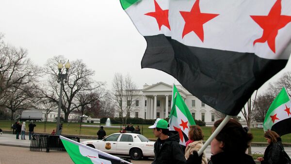 Demostrators carry Syrian flag marching pass the White House - Sputnik International