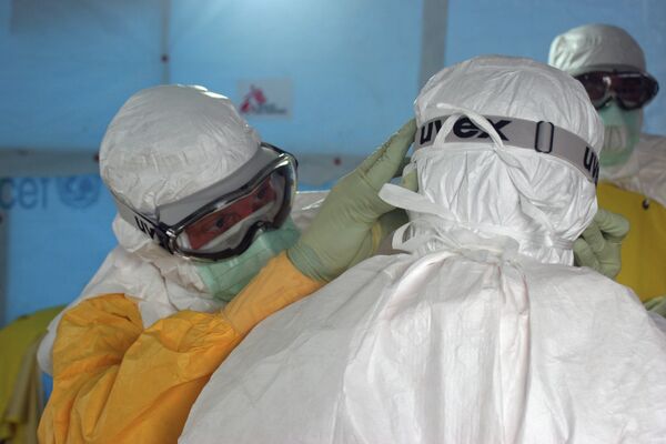 Preparing to enter Ebola treatment unit - Sputnik International