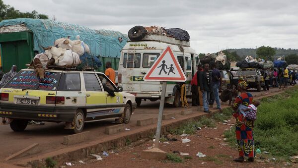 Cars line up to enter Guinea from Mali at the border in Kouremale - Sputnik International