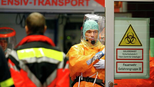 Medical staff members work during the arrival of an Ebola patient - Sputnik International