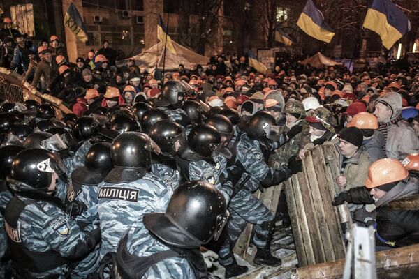 Riot police “Berkut” and anti-government protesters in Maidan square in Kiev, Ukraine Riot police “Berkut” and anti-government protesters in Maidan square in Kiev, Ukraine - Sputnik International