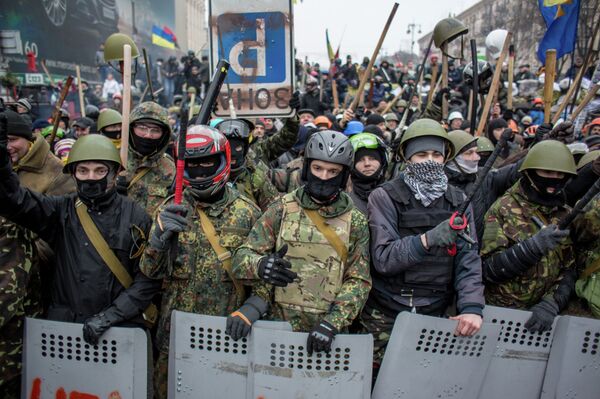 Armed Eurointegration activists at the barricades in Khreshchatyk Street in Kiev, Ukraine, Feb 8, 2014 - Sputnik International