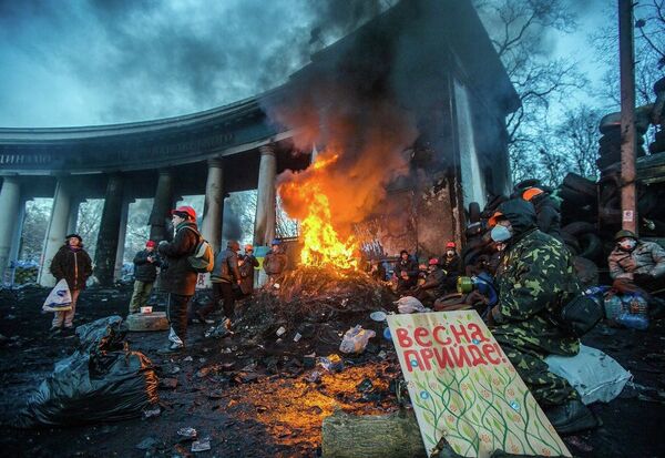 KIEV, UKRAINE - JANUARY 24: Barricade with the protesters at Hrushevskogo street on January 26, 2014 in Kiev, Ukraine. KIEV, UKRAINE - JANUARY 24: Barricade with the protesters at Hrushevskogo street on January 26, 2014 in Kiev, Ukraine. - Sputnik International