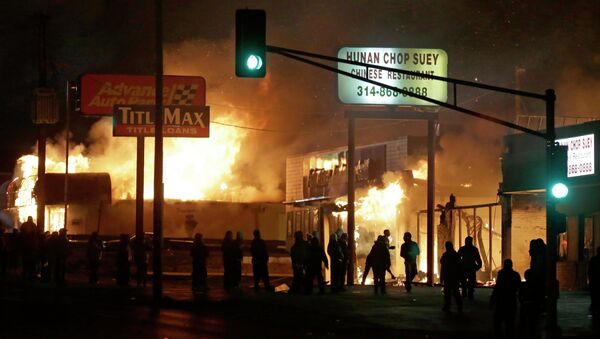 People gather around the burning stores in Ferguson - Sputnik International