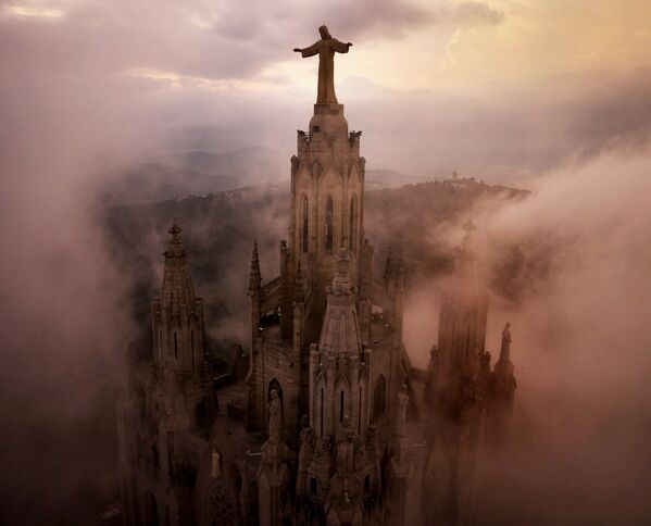Clouds swirl through the pillars of Sagrat Cor Church, high on a hill above Barcelona, Spain - Sputnik International