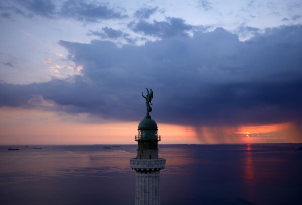 The Vittoria Light overlooking the Gulf of Trieste at sunset, Italy - Sputnik International
