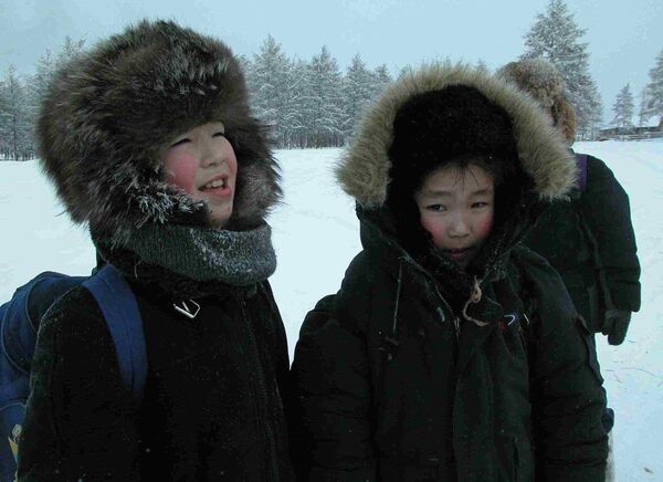 Three children return home from school in Omyakon, Yakutia - Sputnik International