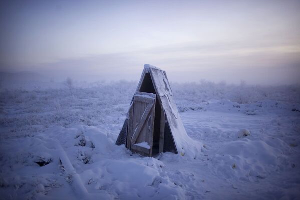 A toilet on the tundra at a petrol stop on the road to Oymyakon - Sputnik International