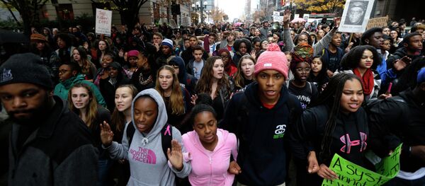 Protesters march in downtown Seattle, Tuesday, Nov. 25, 2014 - Sputnik International