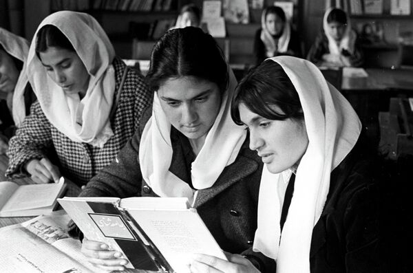 Afghan women in the library,1979 - Sputnik International