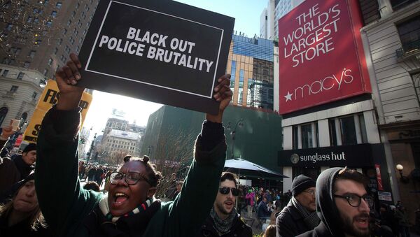 Protesters demonstrate outside of Macy's in Herald Square during the Black Friday shopping day in New York November 28, 2014 - Sputnik International