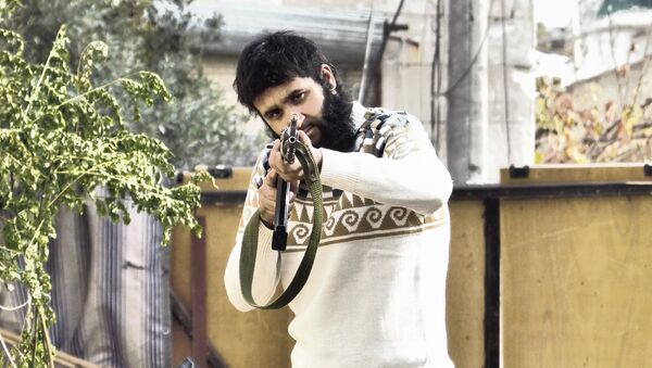 Yusef Sarwar holding a gun - Sputnik International